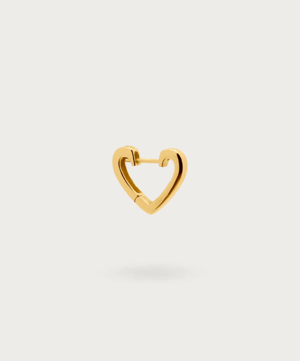 "Piercing Anneau Cœur avec une finition dorée."