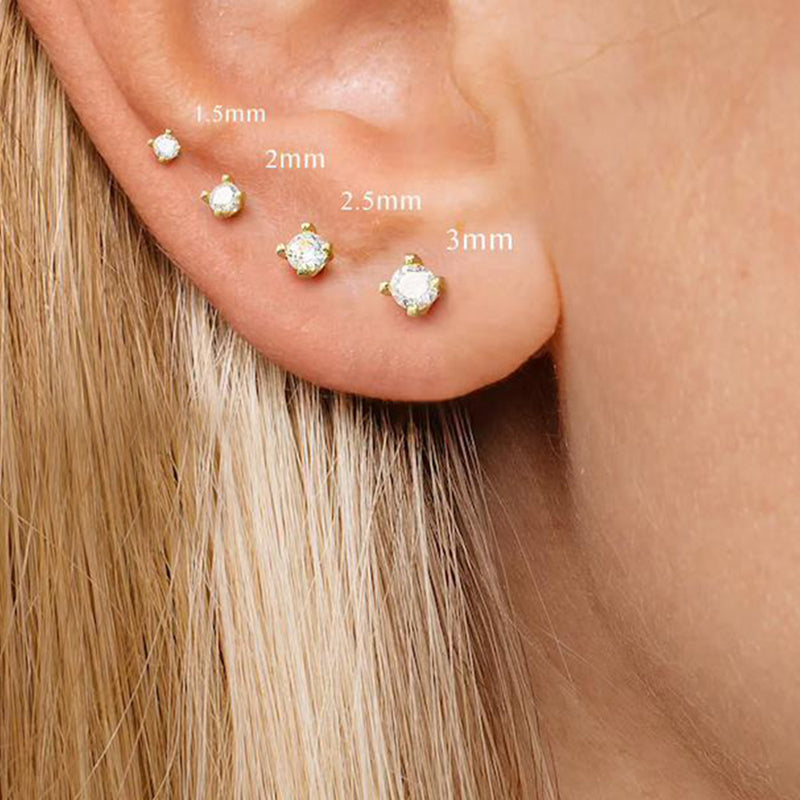 Piercing Tragus Stud porté sur une oreille féminine.