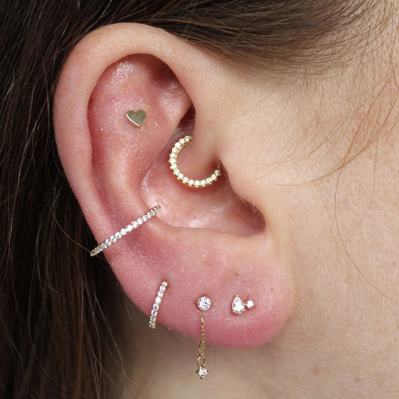 Piercing Hélix Anneau avec zircons couleur doré porté sur femme