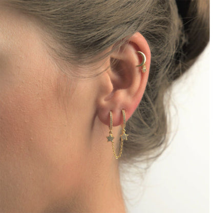 "Piercing Oreille Chaine Double Anneaux porté, montrant son élégance et son audace."