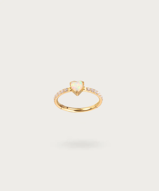 "Piercing Snug Cœur en Titane doré présenté sur fond blanc"