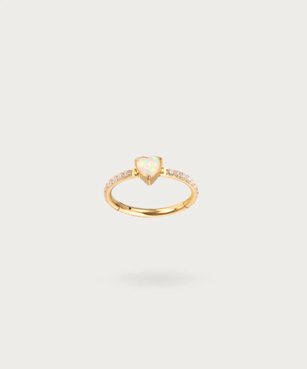 "Piercing Daith Cœur en Titane doré présenté sur fond blanc"
