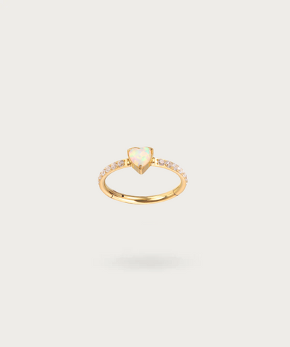 "Piercing Daith Cœur en Titane doré présenté sur fond blanc"