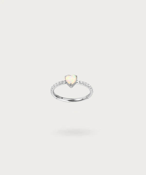 "Piercing Snug Cœur en Titane doré, mettant en évidence sa forme de cœur charmante"