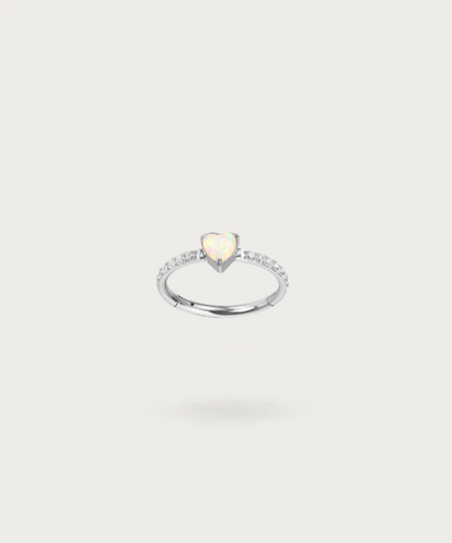 "Piercing Snug Cœur en Titane doré, mettant en évidence sa forme de cœur charmante"