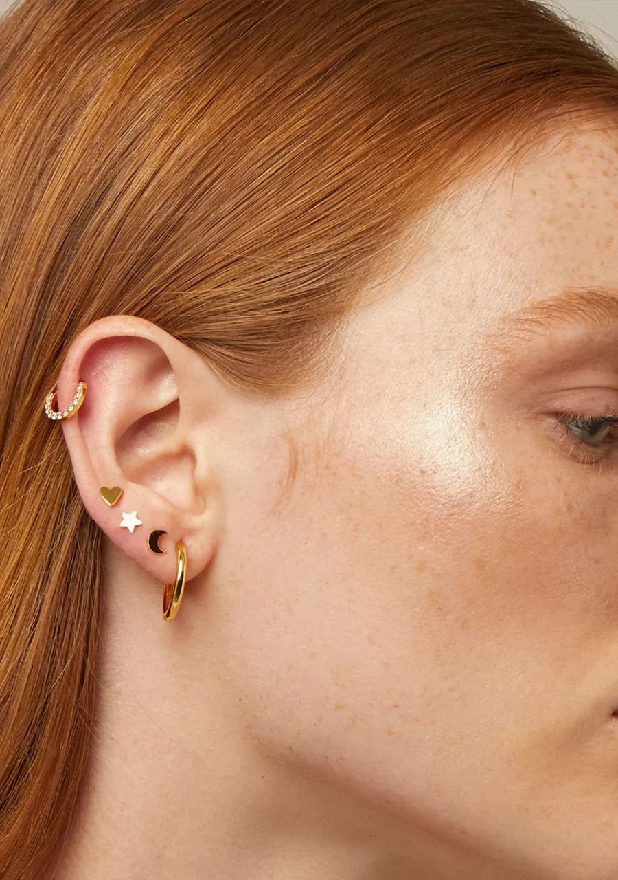 Vue portée du Piercing Oreille Étoile, démontrant son allure céleste sur un modèle féminin anti helix