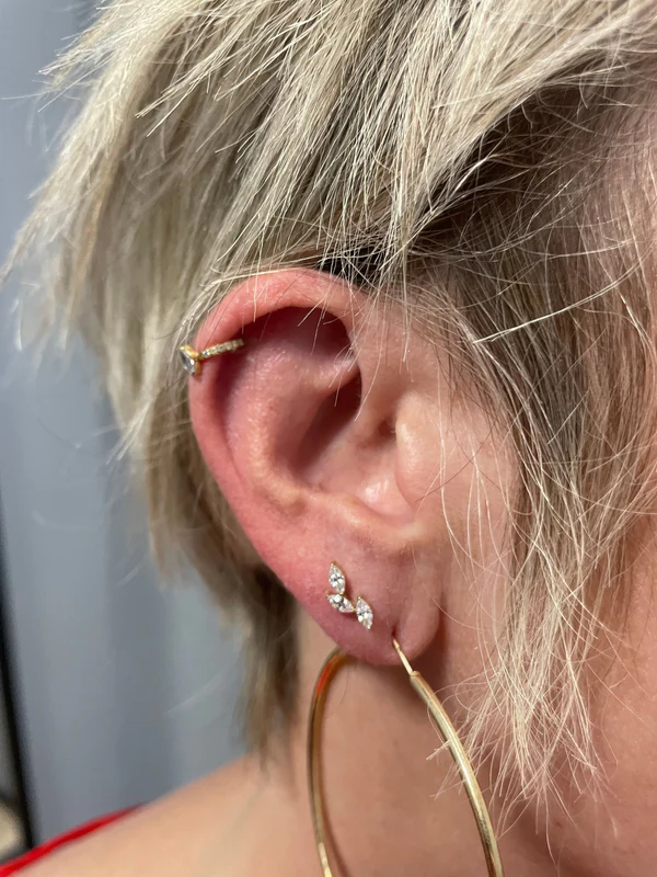 Le Piercing Daith Anneau Zircons en Titane porté, montrant son allure unique.