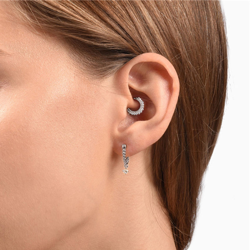 Piercing Anneau Oreille Original porté, montrant son look distinctif couleur argenté