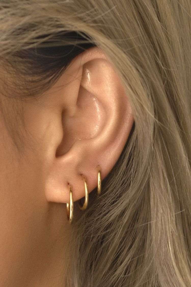 Image du piercing anti-helix Anneau Paulina, vue de face porté sur une femme