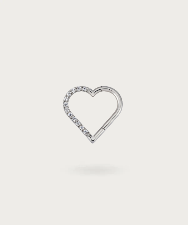 Vue rapprochée du Piercing Daith Cœur Clicker en Titane droit argent