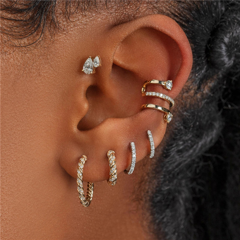 "Piercing Anneau argent porté sur une oreille féminine."