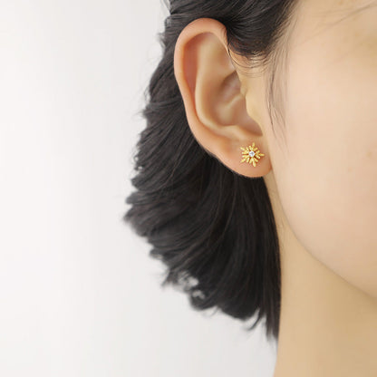 femme portant le piercing or flocon flora au lobe - piercing flat