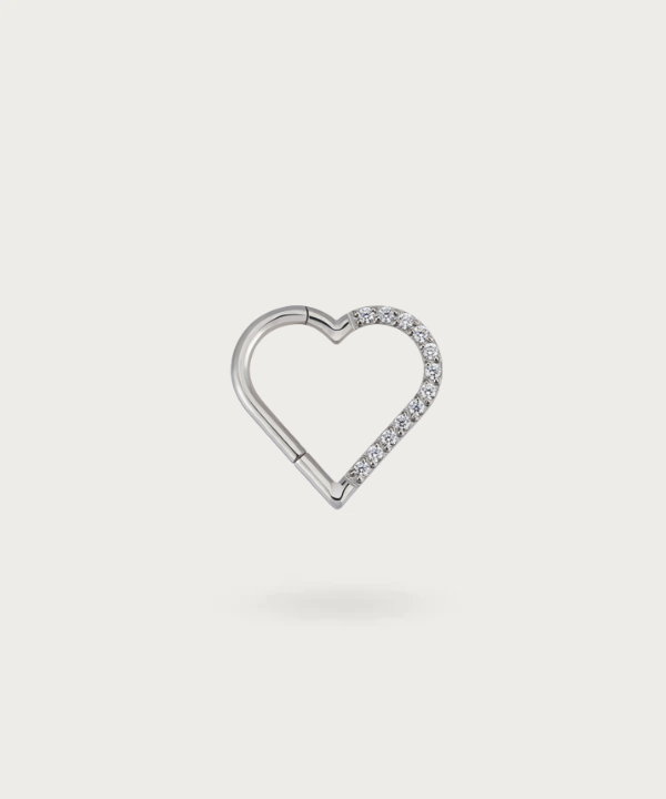 Vue rapprochée du Piercing Daith Cœur Clicker en Titane gauche argent