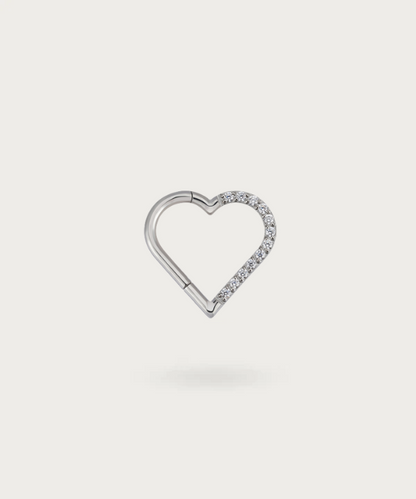 Vue rapprochée du Piercing Daith Cœur Clicker en Titane gauche argent