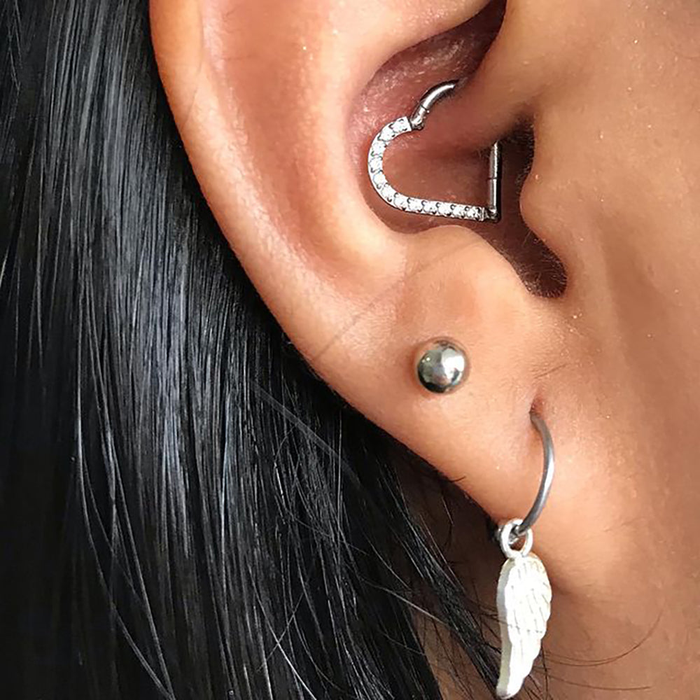 Piercing Daith Cœur Clicker en Titane porté, démontrant son éclat et sa beauté.