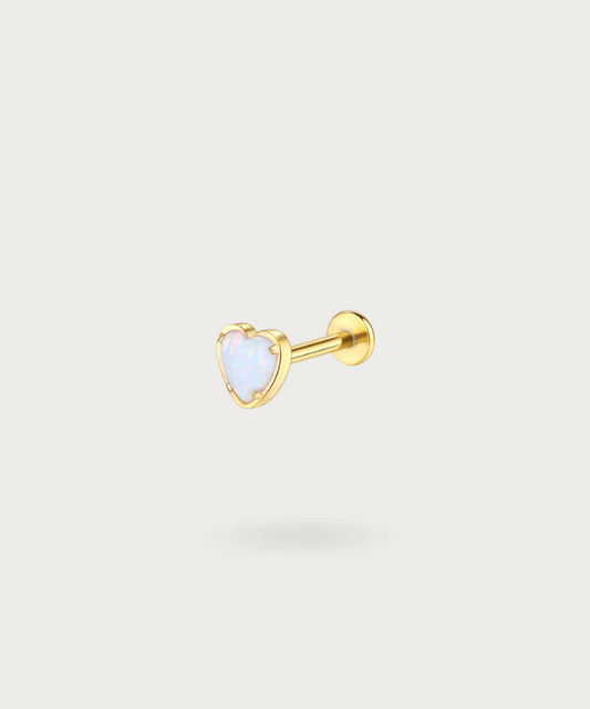 "Vue rapprochée du Piercing Flat Cœur Pierre Opale doré."