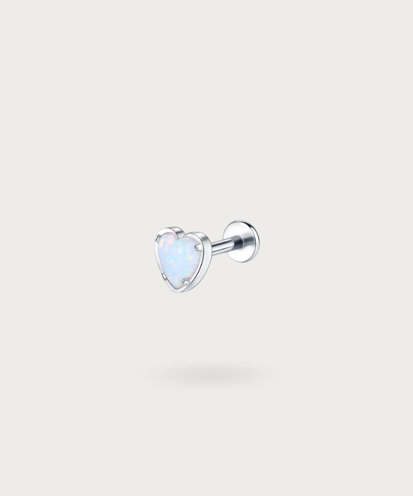 "Vue rapprochée du Piercing Flat Cœur Pierre Opale argenté."