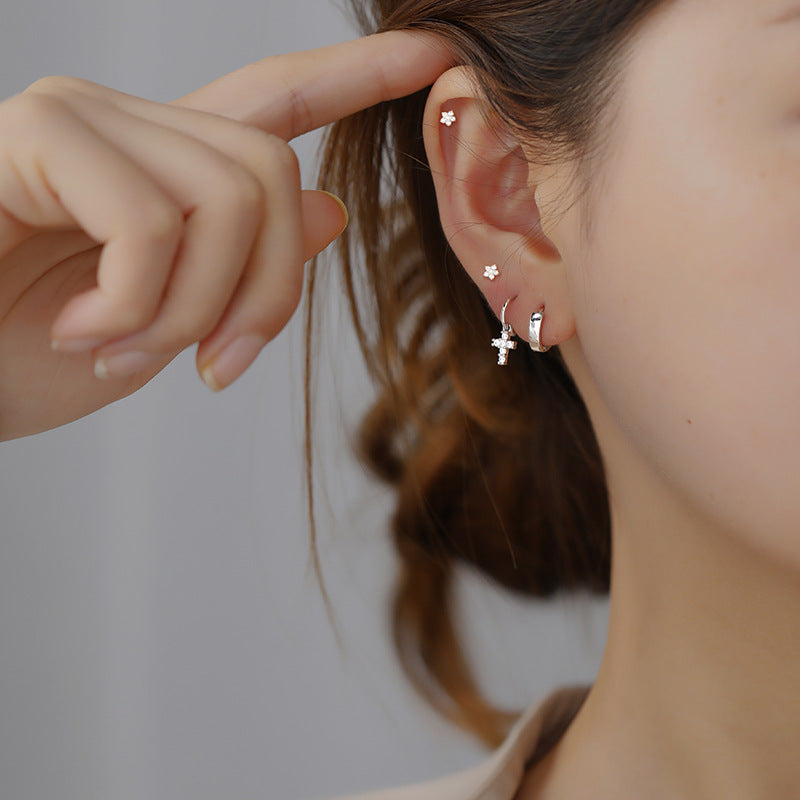 Vue portée du Piercing d'Oreille en Forme de Croix, démontrant son charme unique sur un modèle féminin