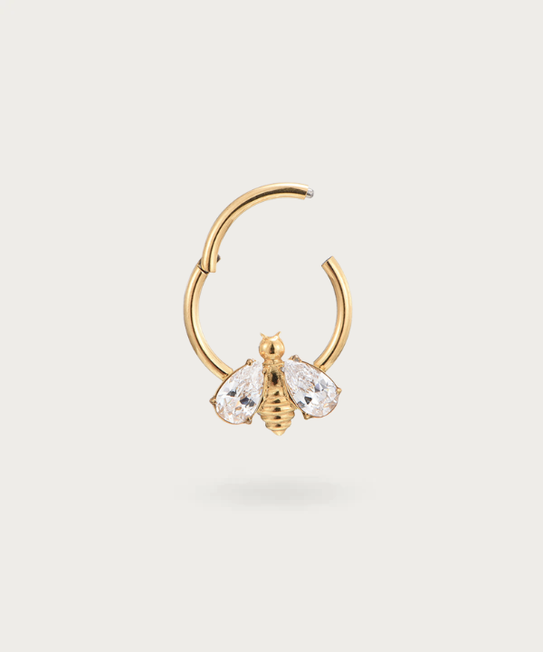 "Détail de l'abeille sur le Piercing Daith Anneau Abeille en Titane."