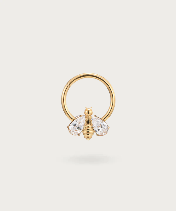 "Vue rapprochée du Piercing Daith Anneau Abeille en Titane."