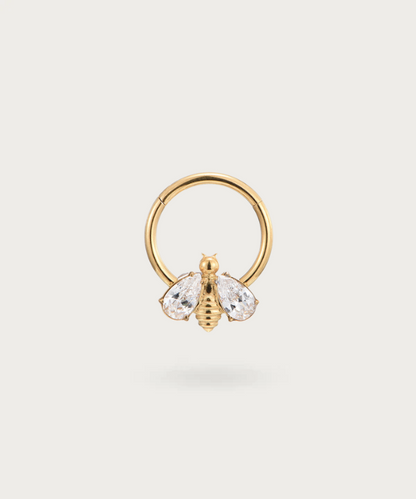 "Vue rapprochée du Piercing Daith Anneau Abeille en Titane."