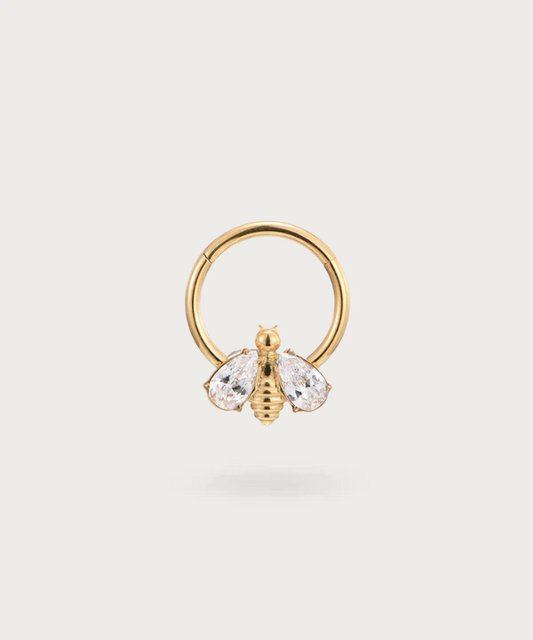 "Vue rapprochée du Piercing Daith Anneau Abeille en Titane."