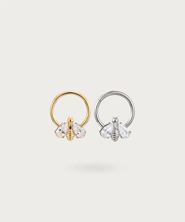 "Piercing Daith Anneau Abeille en Titane, pièce essentielle pour votre collection de bijoux."