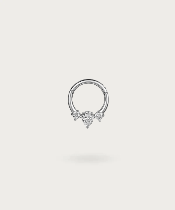 Détails des zircons brillants du Piercing Daith Anneau.