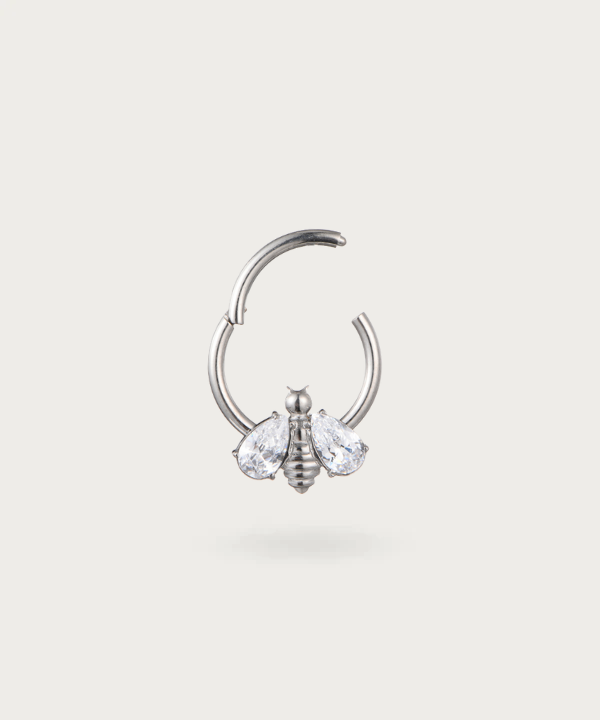 "Piercing Daith Anneau Abeille en Titane, symbole d'élégance naturelle."