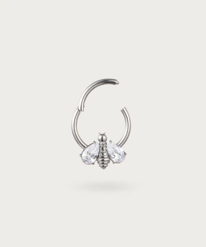 "Piercing Daith Anneau Abeille en Titane, symbole d'élégance naturelle."