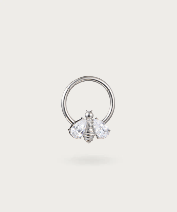 "Piercing Daith Anneau Abeille en Titane dans un look sophistiqué."