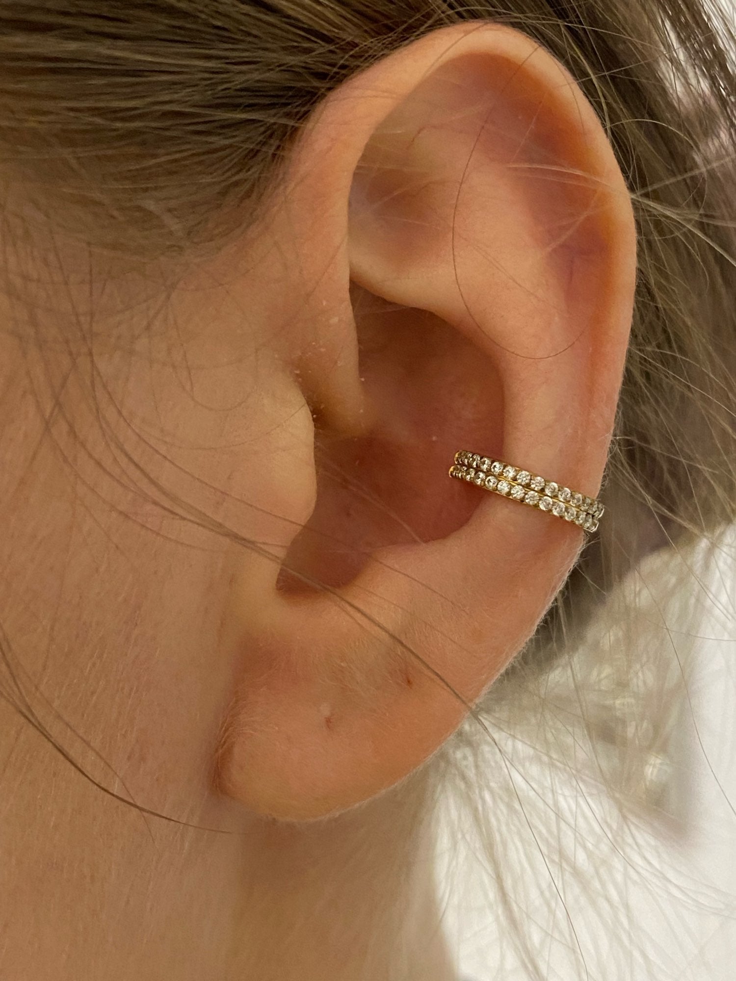 Vue d'ensemble du Piercing Anti-Helix Double Anneaux porté femme