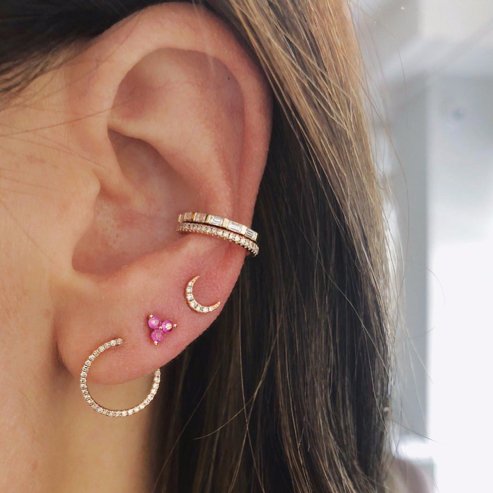 "Piercing Hélix Stud porté sur une oreille féminine."