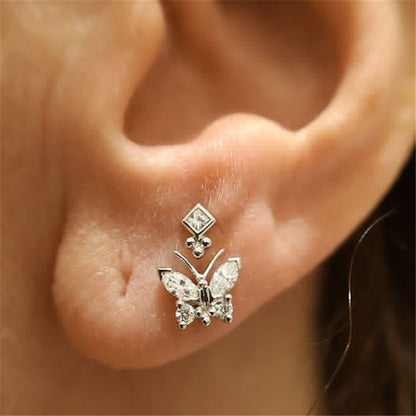 "Piercing Oreille Papillon argenté porté pour un look élégant."