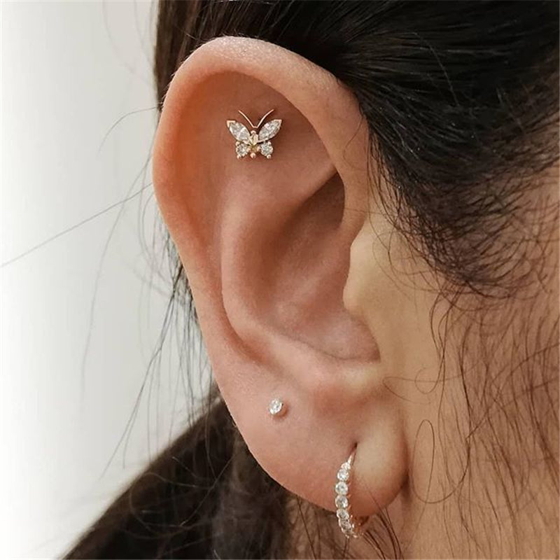 "Piercing Tragus Papillon porté doré, montrant son effet lumineux."