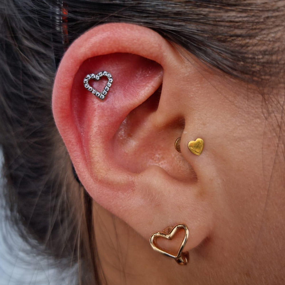 "Modèle féminin portant le Piercing Anti-Helix Cœur et Zircons, montrant son éclat"