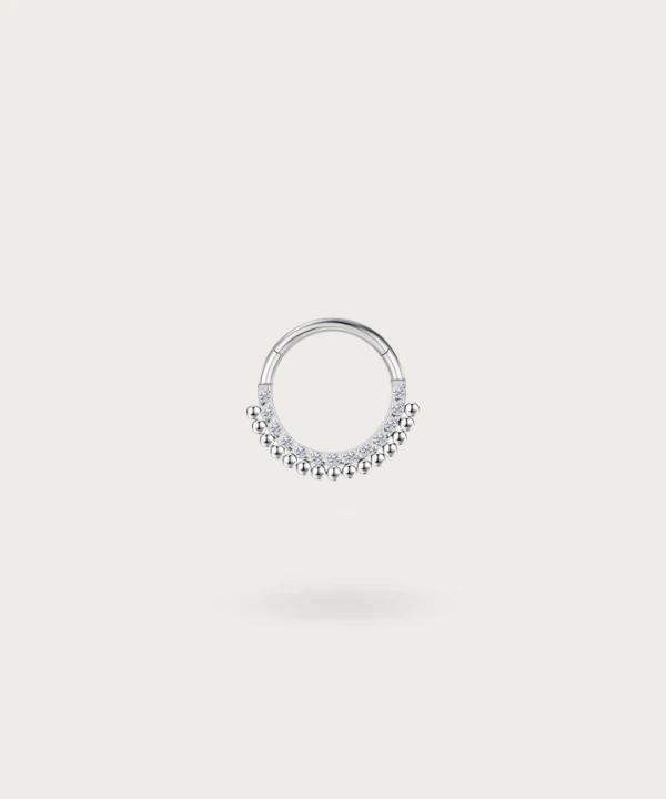 "Piercing Anneau Snug argent présenté sur fond blanc