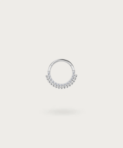 "Piercing Anneau Snug argent présenté sur fond blanc