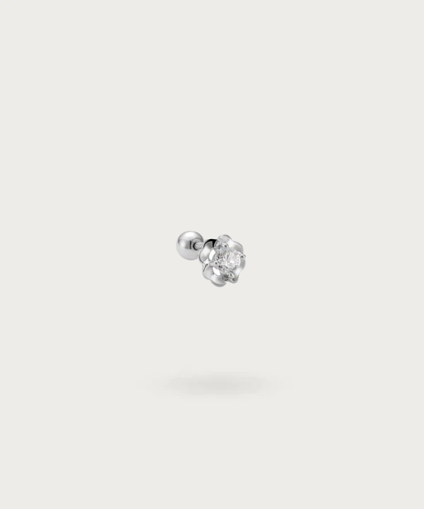 "Piercing Flat Rose en argent, présenté sur fond blanc avec un accent sur son design délicat de rose"