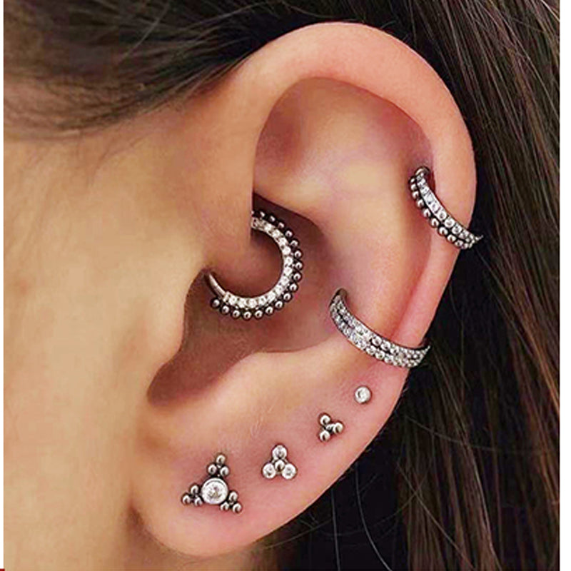 "Piercing Anneau Daith en Titane, vue sur oreille femme