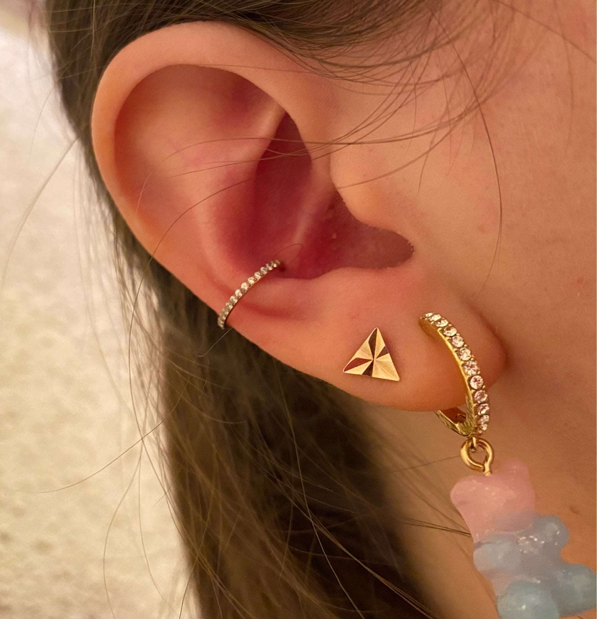 Piercing conch Argenté en titane porté par une femme