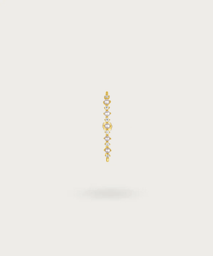 "Piercing Oreille sur fond neutre"