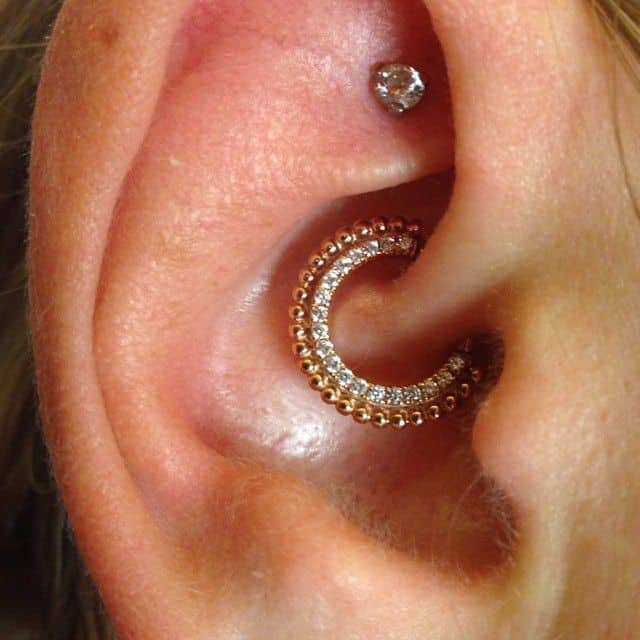 "Piercing Anneau Daith en Titane, vue sur femme